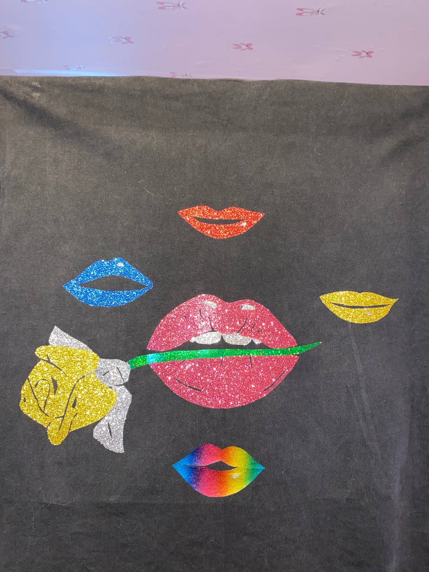 SPARKLING LIPS ROSES T SHIRT