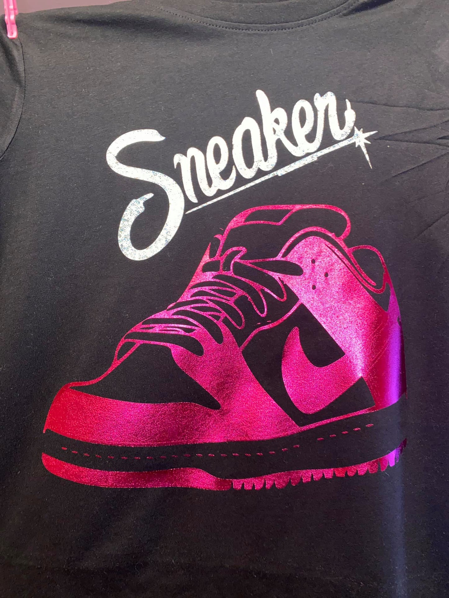 PINK SNEAKER T SHIRT